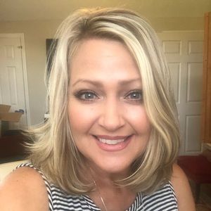 Meet your Posher, Lora